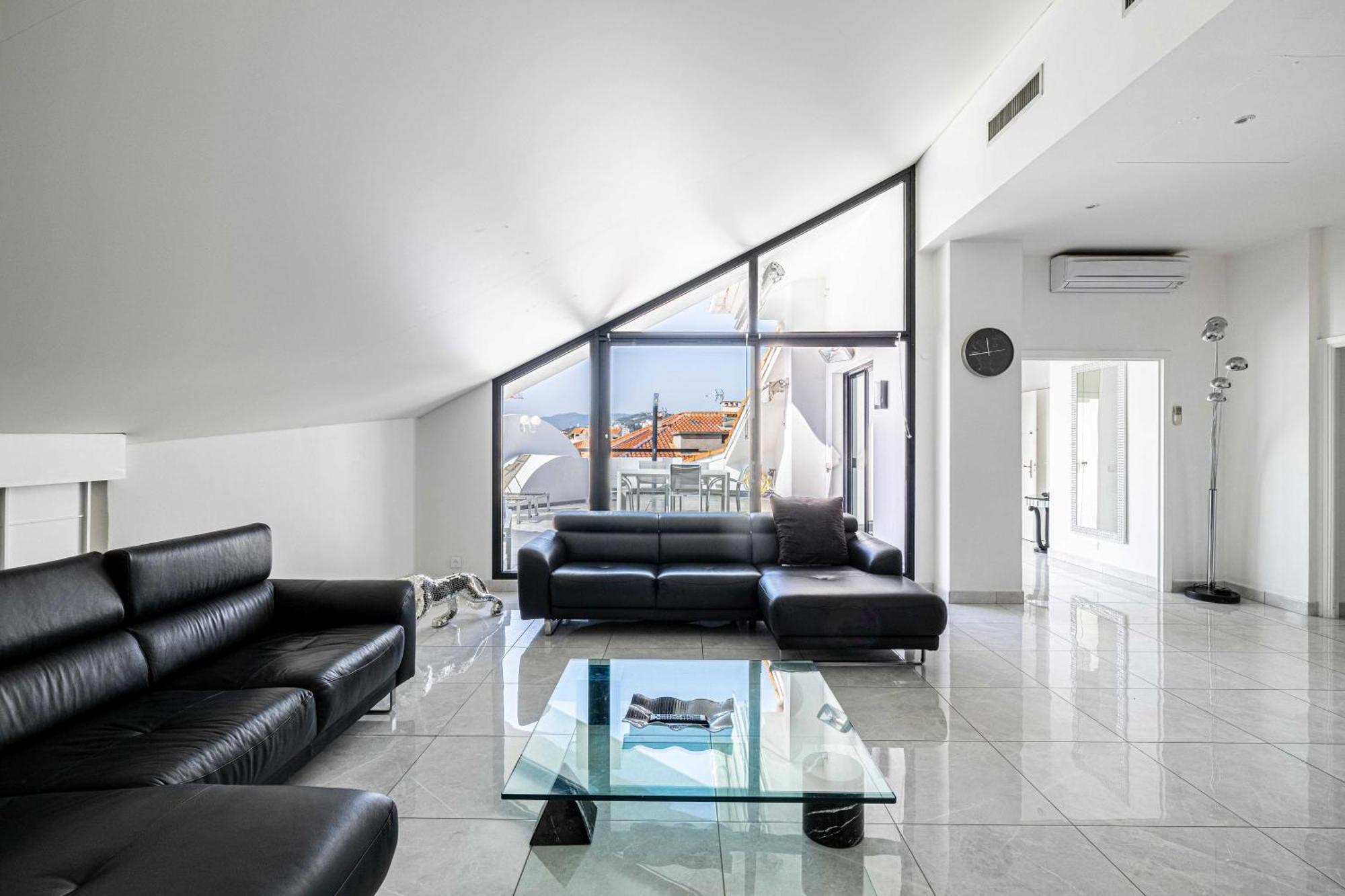 Luxury Penthouse 120 M2 In The Heart Of