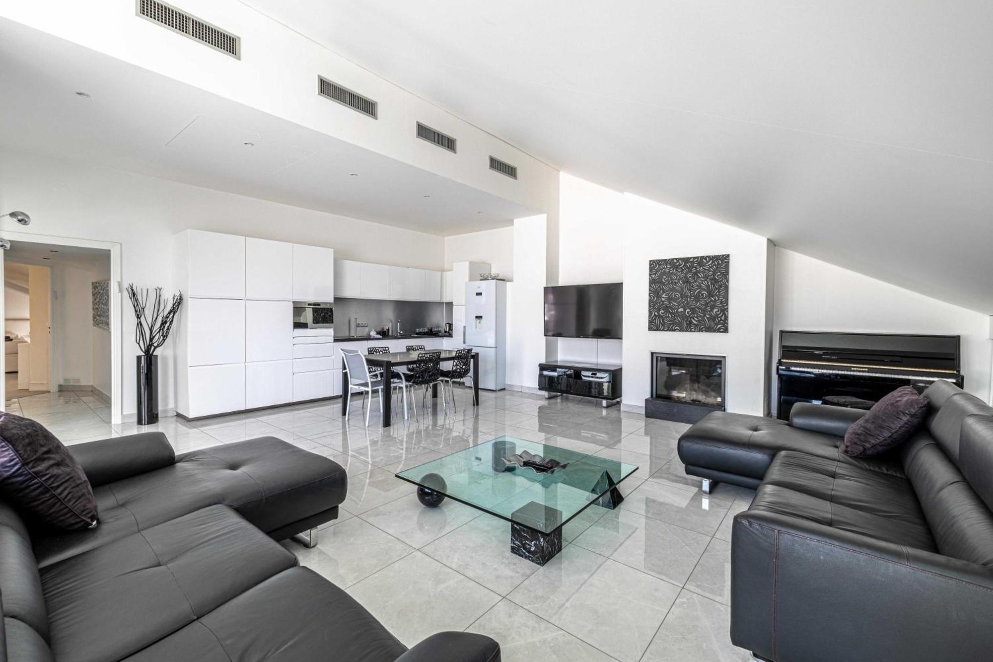 Luxury Penthouse 120 M2 In The Heart Of Apartment